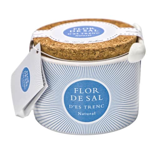 flor de sal des trenc mediterránea en una olla de cerámica original mallorquinisches bio gewuerzsalz im keramiktopf 150g front