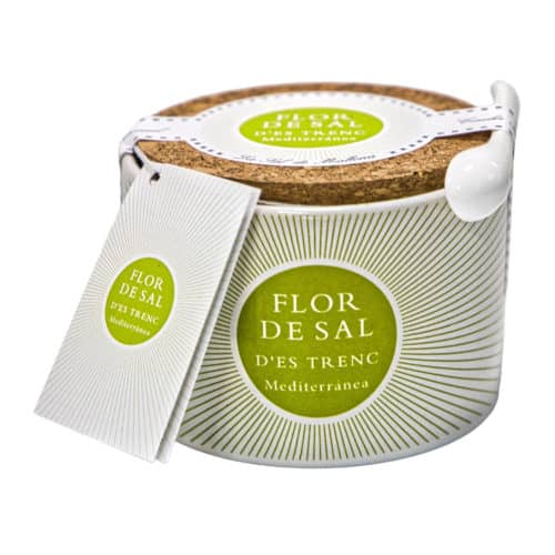 flor de sal des trenc natural en una olla de cerámica original mallorquinisches premium meersalz im keramiktopf 150g front